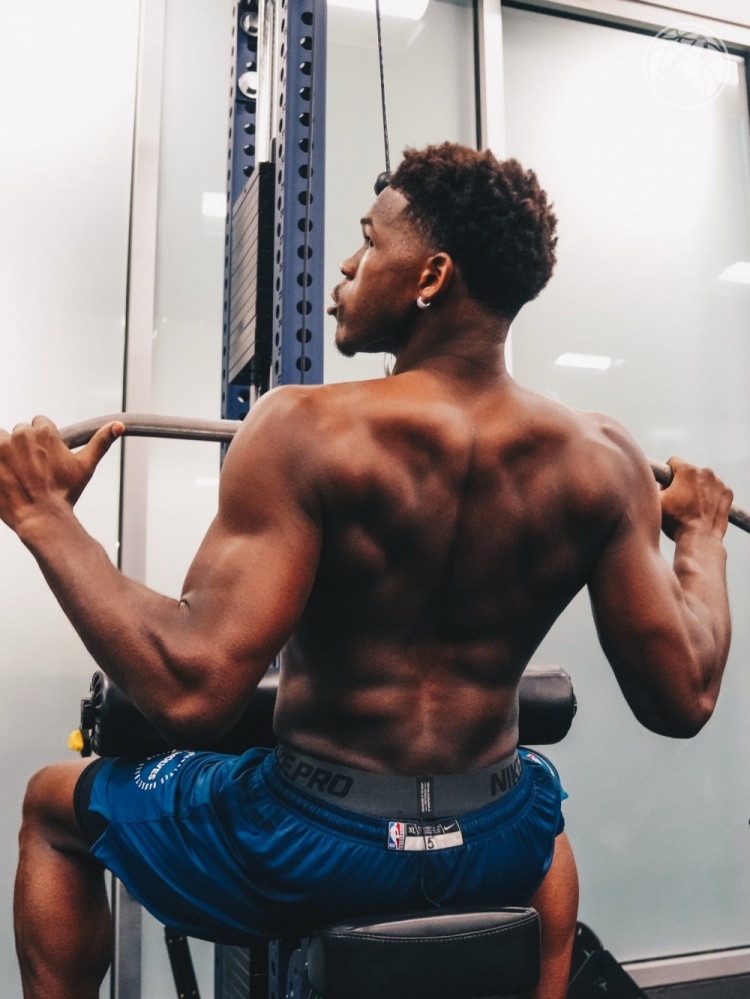 森林狼官推展示爱德华兹苦练成果:力量训练见证蜕变