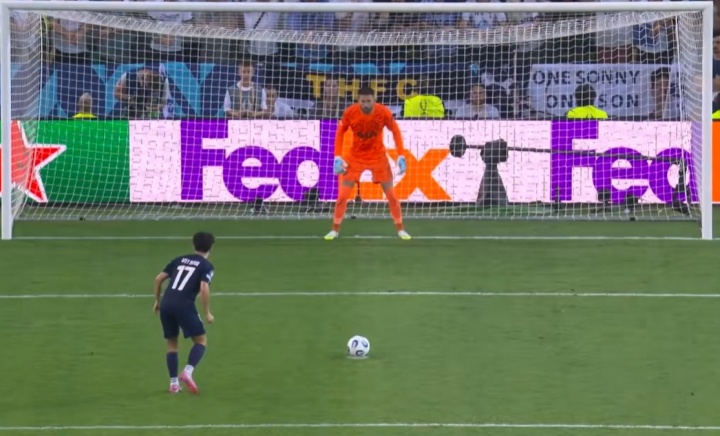 散步式点球罚偏!维蒂尼亚罚点用时9秒79,慢于博尔特的百米纪录