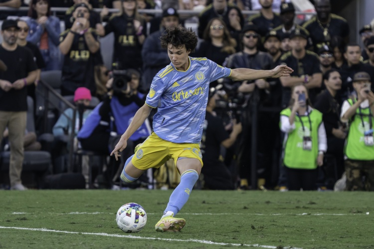 开云体育在线-美国中场新星亚伦森以21岁之龄完成转会，正式加盟科罗拉多急流队