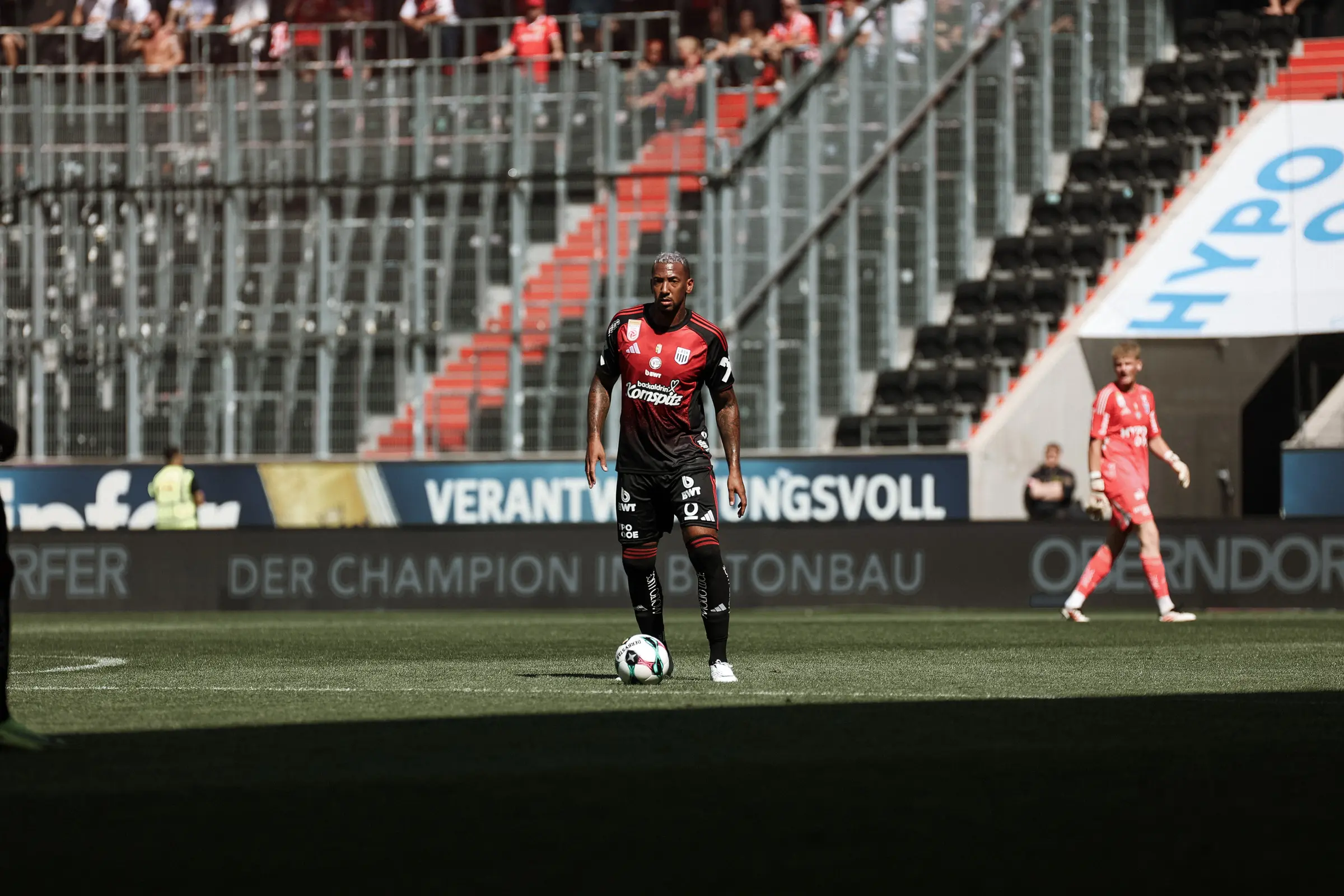 开云入口-官方：36岁的博阿滕与林茨完成解约，共为球队出战14场