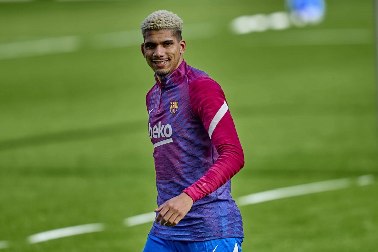 阿劳霍强调未响哨即坚持比赛 坦言身体状况良好且充满信心