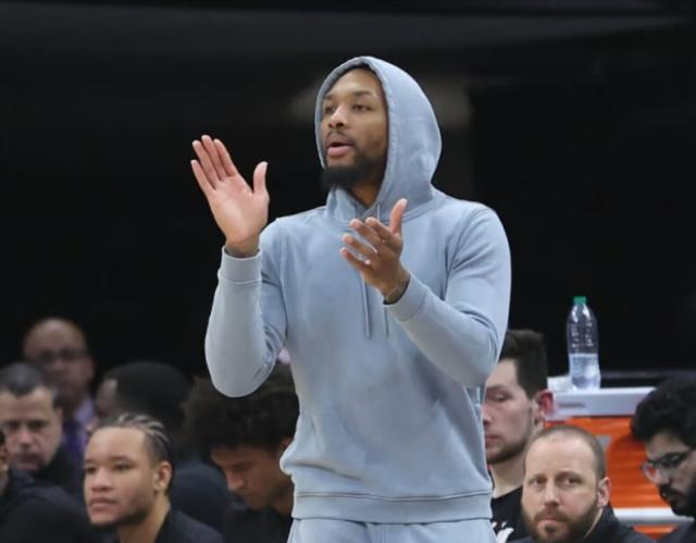 开云体育网址-开拓者即将开启最后冲刺 利拉德：我们绝不能掉队